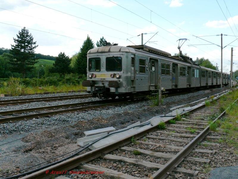 Grenzverkehr der anderen Art : Der SNCF 25kV-50Hz Altbauelelektrotriebwagen Z6334 fhrt von seinem Abstellplatz direkt an der deutsch-franzsischen Grenze  zwischen Apach und Perl zurck in den franzsischen Bahnhof Apach um einen der wenigen Regionalzge auf dieser Strecke nach Thionville zu fhren.
30.07.2007

