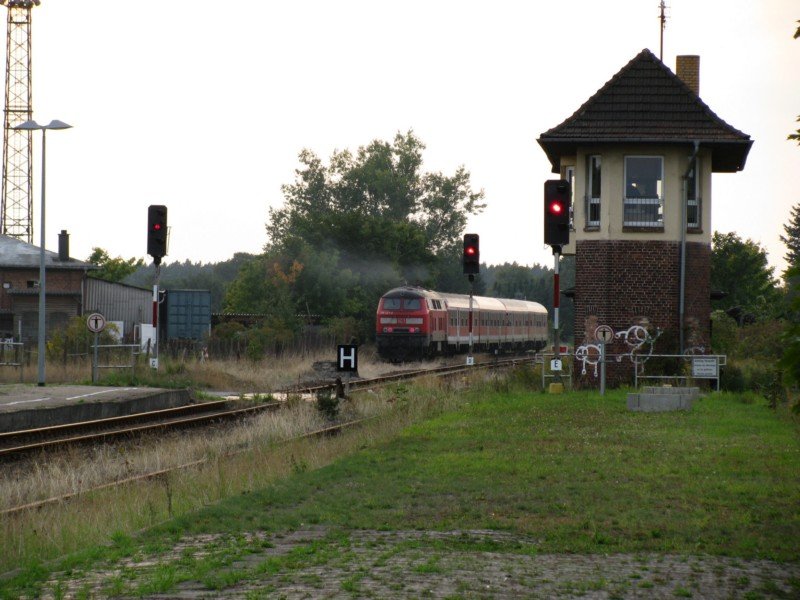 Grevesmhlen Bf; RE 21628 verlsst den Bahnhofsbereich zur nach Kiel, 20.09.2008