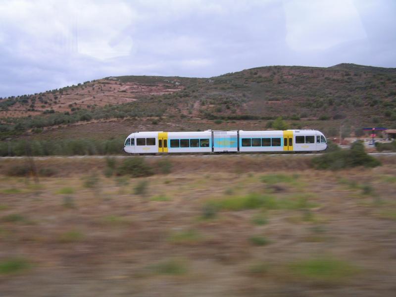 Griechenland OSE,Noch eine Aufnahme aus dem fahrenden Bus von einem Stadler Gelenktriebwagen GTW 2/6 auf der Strecke Patras-Olympia am 24.09.04 Die Zge wurden Ende Mai von den RhB Werksttten in Landquart/Schweiz,an die OSE ausgeliefert