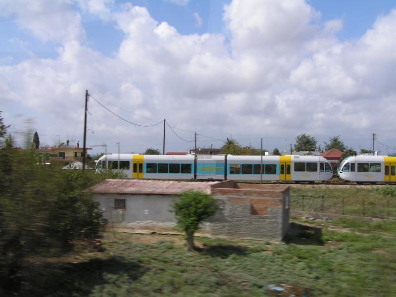 Griechenland OSE,Zuflliges Wiedersehen mit den Stadler Gelenktriebwagen GTW 2/6 auf dem Peloponnes,die ich noch im Frhjahr in Landquart bei der RhB,wo die Endmontage dieser Zge stattfand,fotografiert hatte.(siehe Schweiz/Galerien/Rhtische Bahn)
Musste das Foto leider aus dem fahrenden Bus machen .es war keine  Eisenbahnreise .(24.09.04)