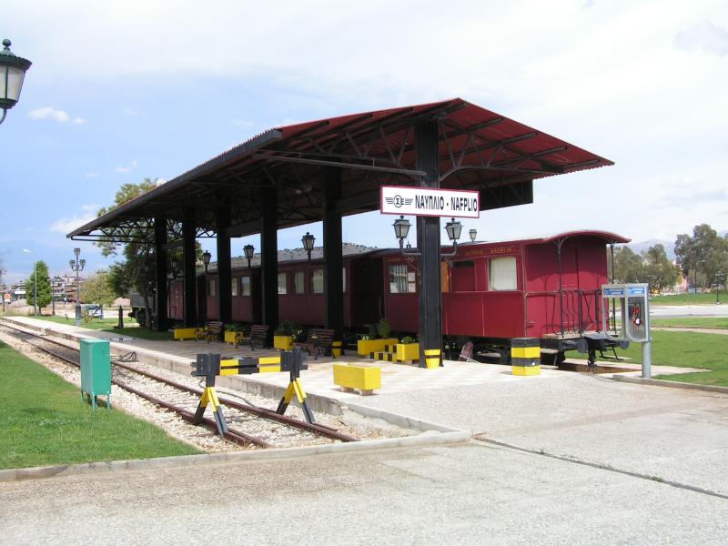 Griechenland,Bahnen auf dem Peloponnes,Bahnhof Nafplio mit  einbetonierten  Denkmalzug