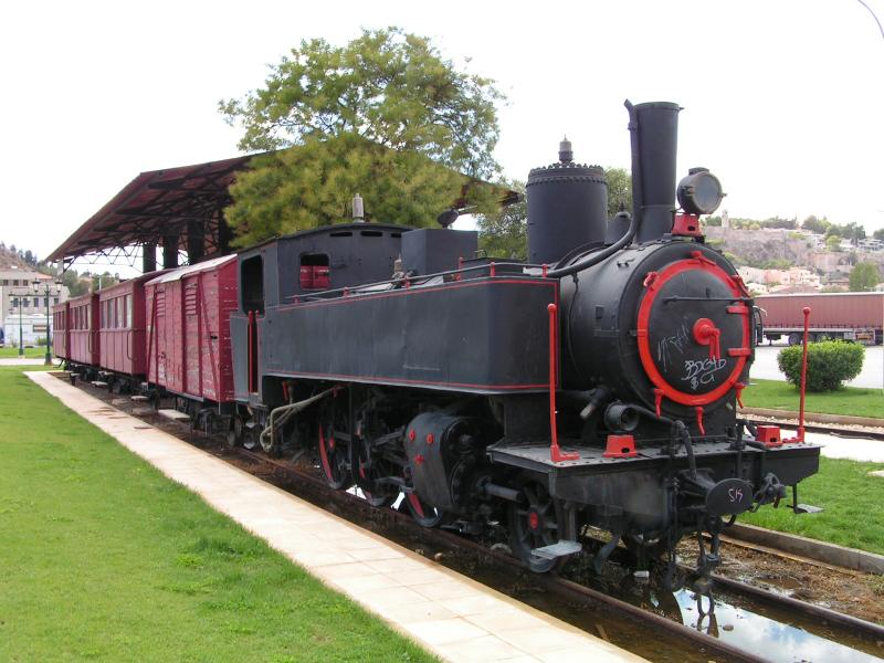 Griechenland,Bahnen auf dem Peloponnes, Einbetonierter  Denkmal 
Zug auf dem Endbahnhof Nafplio,am 25.09.04