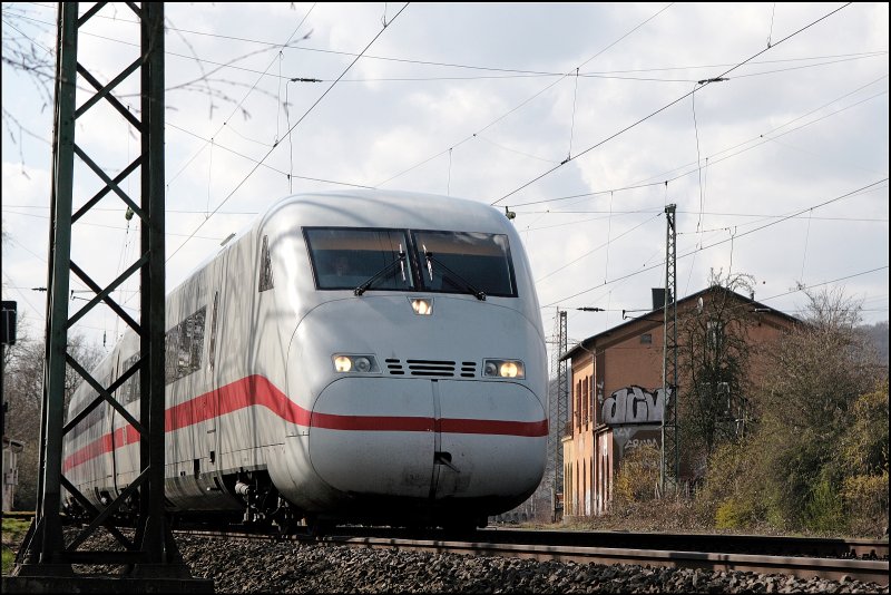 Grimmig schaut er aus, der 402 038  Saarbrcken . Bei Westhofen fhrt er als ICE 951 nach Berlin-Ostbahnhof. (29.03.2008)
