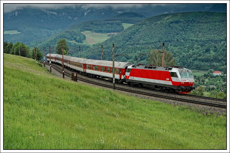 Grindig bezeichnen wir so ein Wetter, aber am Vormittag auf der Apfelwiese ist so ein Wetter sogar von Vorteil. EZ 1953  Erlebniszug Wiener Alpen  von Bratislava-Petrzalka nach Mrzzuschlag, auf der Semmering Nordrampe kurz vor Eichberg am 22.5.2008. 1014 010 bespannte an diesem Tag den Zug.