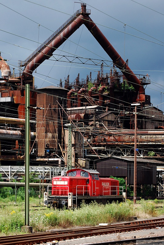 Grenmastab zurechtgerckt: 294 854-5 vor der Vlklinger Htte. Das Weltkulturerbe ist deutlich mchtiger. (19. Juli 2007)