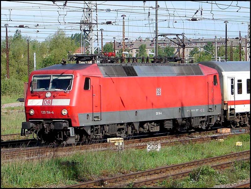 Grossaufnahme der 120 114-4. Hier vor dem IC2456 nach D�sseldorf. (Stralsund am 22.05.06) 

