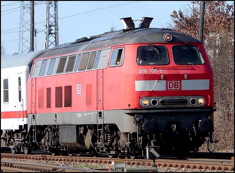 Grossaufnahme der 218 105-5 vor dem IC1961 nach Heringsdorf.   (Stralsund am 15.04.06) 