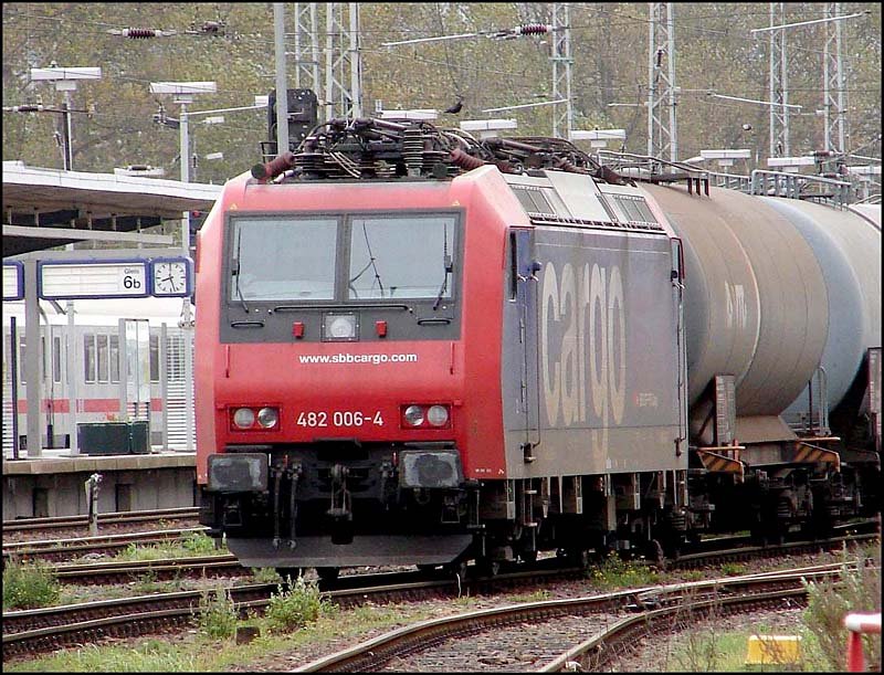 Grossaufnahme der abgebgelten 482 006-4 im Hbf Stralsund. (am 29.10.06) 