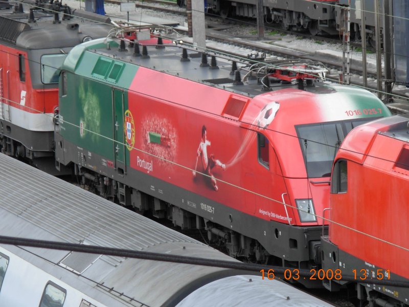 Gro�aufnahme der portugiesischen EM-Lok 1016 025-7 inmitten einer Lok-Kette auf dem Wiener Westbahnhof (16.3.2008).