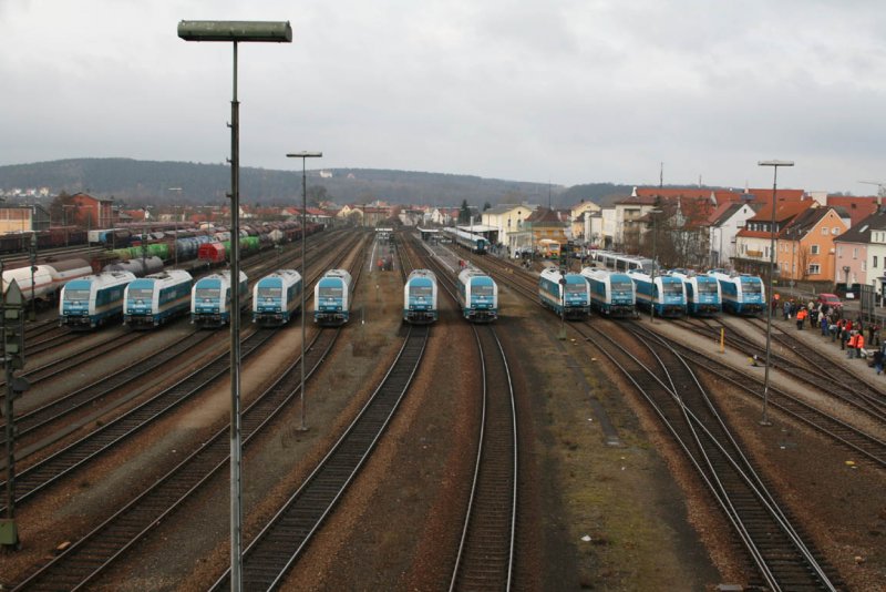 Grosse Arriva Lokparade anlsslich der Inbetriebnahme des neuen Betriebswerkes der Lnderbahnen in Schwandorf am 24.11.07. Die  Ehre gaben sich neun BR223(ER20)sowie drei BR 183 001-003(ES64U4).v.l.Aufgenommen mit Weitwinkel von der Strassenbrcke.