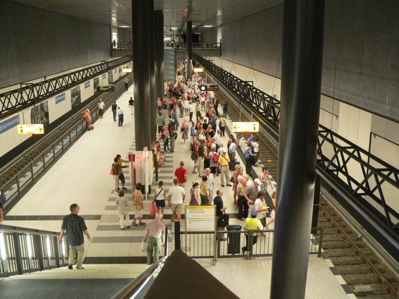 Groe Hhen ist man im Hauptbahnhof gewhnt. Der neue Bahnhof der U55 ist 8 Meter hoch. 8.8.2009