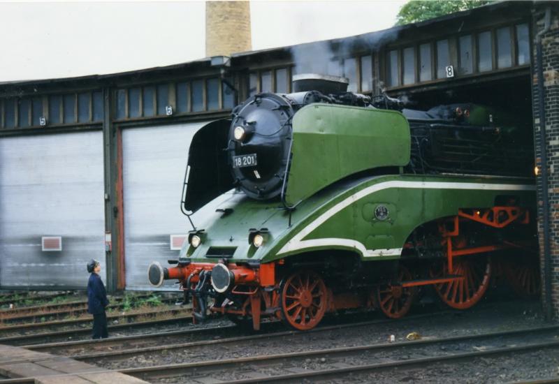 Groe Lok, kleiner Tf. Nach dem ich zusammen mit der 18 201 1996 wieder vom Tag der Sachsen aus Torgau zurck in Halle P bin noch schnell ein erinnerungsfoto an die Fernsehaufnahmen fr Lass dich berraschen von ZDF