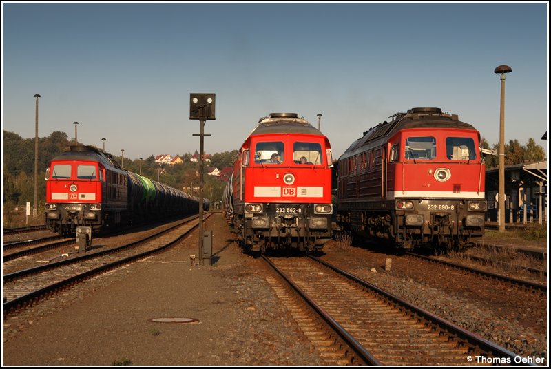 Groe Ludmilla Show am 24.09.07 in Nossen: Die freundlichen Lokpersonale und der Fdl erfllten den Wunsch von bestimmt 8 anwesenden Fotografen und setzten die 232 690 fotogen neben 233 562 und 233 314. Aufgrund des perfekten Bchsenlichts konnte so ein wohl nicht gleich wiederholbares Motiv auf den Chip gebannt werden. Noch mal ein groes Dankeschn an die Nossener Eisenbahner und den Initiator der spontanen Aktion.