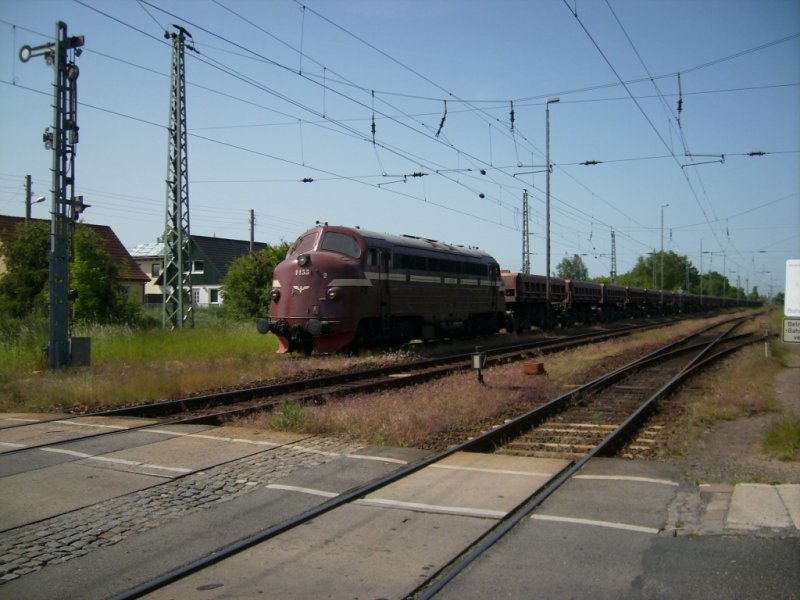 Groe berraschung in Grimmen. Am 30. Mai 2008 kam mal wieder ein
Ganzgterzug von Grimmen - Schtzenplatz in den Bahnhof Grimmen. Zu meiner berraschung war der Zug mit einer NOHAB bespannt. Meines wissens nach Primere in Grimmen. Normalerweise erledigt dies ein Blue Tiger der MKB oder eine 132 von E.I.L.T. Am Schluss eine V180 C'C' von E.I.L.T