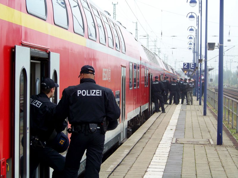 Groeinsatz der Polizei beim heutigen Fuballsonderzug von Cottbus nach Berlin Charlottenburg. Lbbenau/Spreewald den 27.09.2008