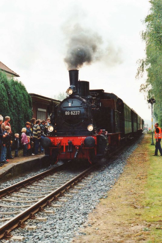 Groer Andrang zum Sonderzug mit der 89 6237 der Museums-Eisenbahn Minden in Zeven, anllich des Tages der offenen Tr 2007. Zur Lok: Bj.1924 bei Linke-Hofmann in Breslau, Cn2t.