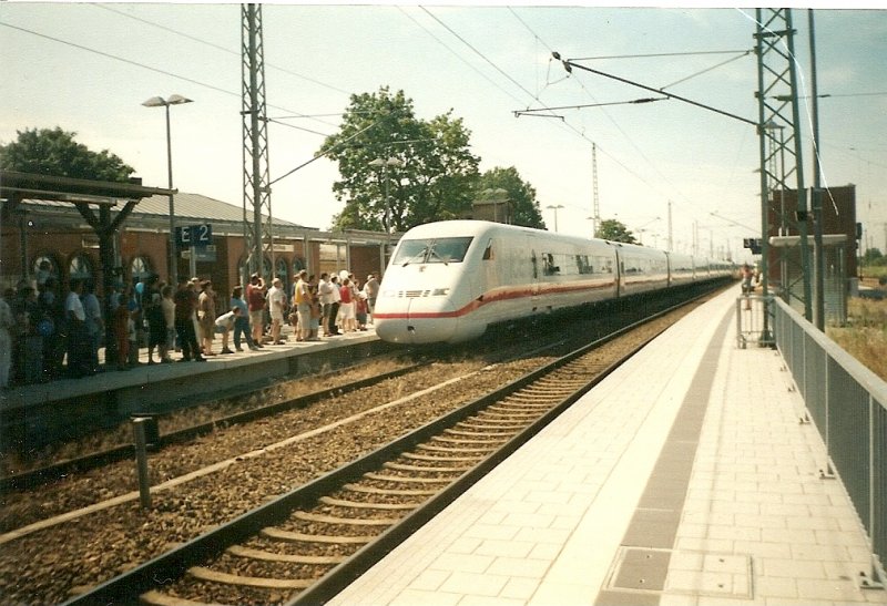 Groer Bahnhof am 09.07.2005.An diesem Tag wurde der ICE 402 017 auf dem Namen  Bergen auf Rgen auf dem Bahnhof Bergen/Rgen getauft.Aus Anla kam der ICE auch nach Bergen.Nach der Taufe konnte man mitdem ICE nach Lietzow und zurck mitfahren.