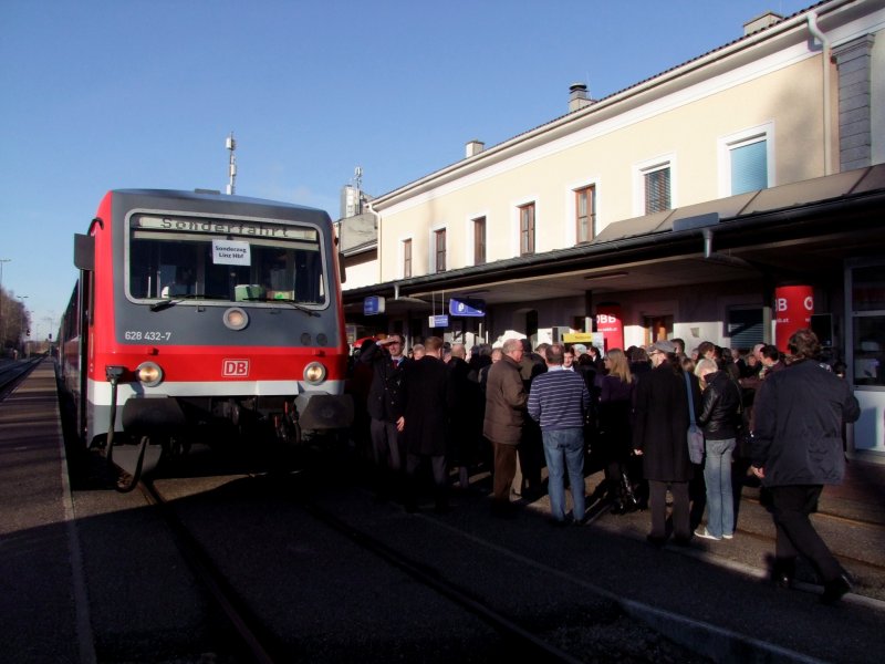  Groer Bahnhof  fr den Triebwagen VT628432-7 der DB; wird er doch auf den Namen  Stadt Ried im Innkreis  getauft; 081204
