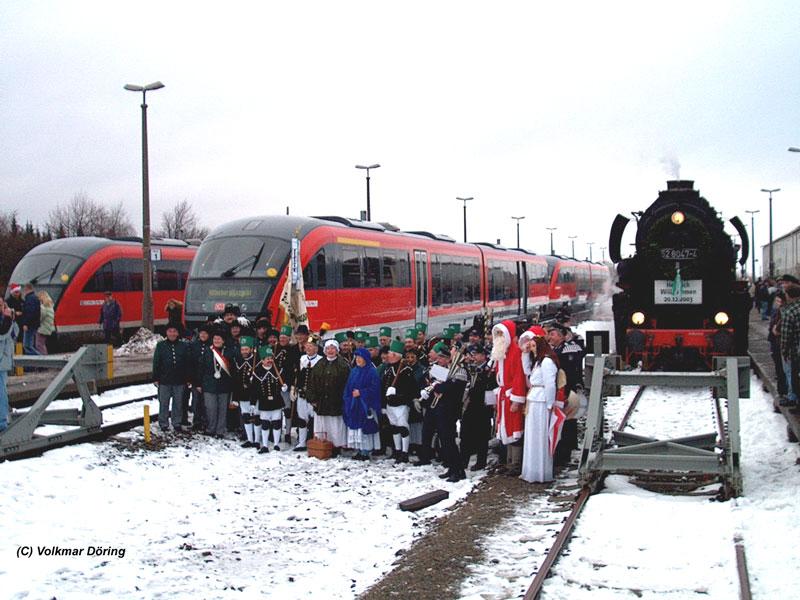  Großer Bahnhof  mit mehreren Desiro-Einheiten und 52 8047 in Altenberg anlässlich der Wiederinbetriebnahme der Müglitztalbahn 16 Monate nach dem Jahrhunderthochwasser - 20.12.2003
