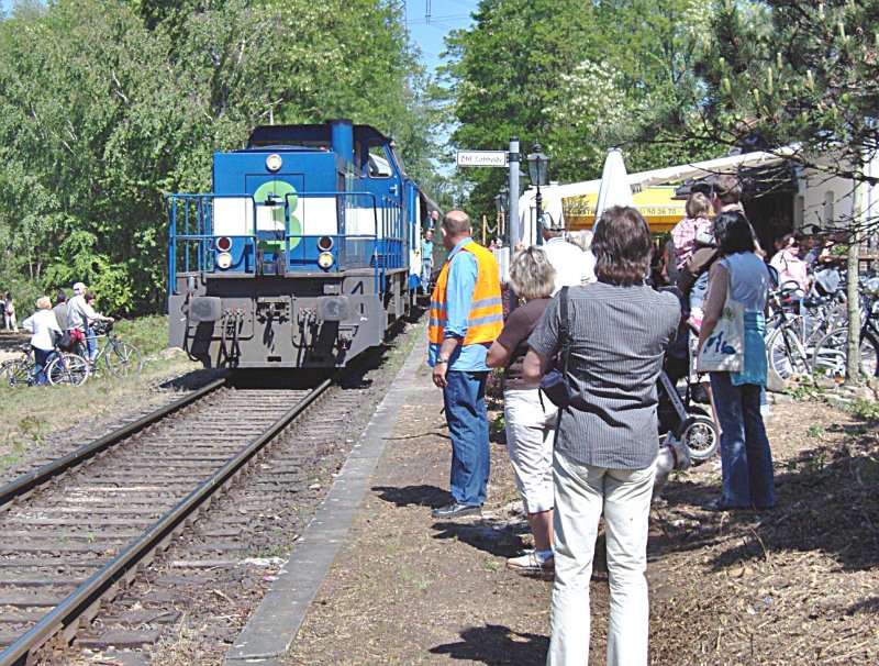 Groer Besucheransturm am Nostalgiezug von HSW mit Lok 3 der NIAG bei der Einfahrt am Bhf. Lohheide
am 01.05.2007 