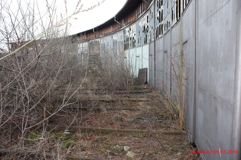 Groer Ringlokschuppen in Mz-Bischofsheim: Nach Ende der
Dampflokunterhaltung wurde 1963 die Halle ber zehn der ursprnglich 23 Lokomotivstnden abgerissen und die Giebelflche durch eine Stahlfachwerkwand mit Ziegelmauerwerk verschlossen.