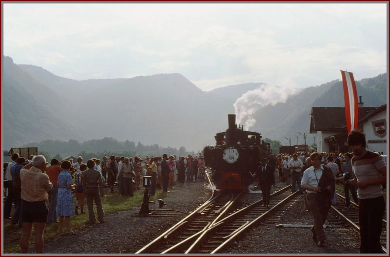 Grosser Volksaufmarsch bei der Einfahrt des Jubilumszuges in Bezau. Gefhrt wurde der Zug von einer Lok 298, von der ich nicht mehr weiss, woher sie kam. 75 Jahre Bregenzerwaldbahn. (Archiv 07/77)