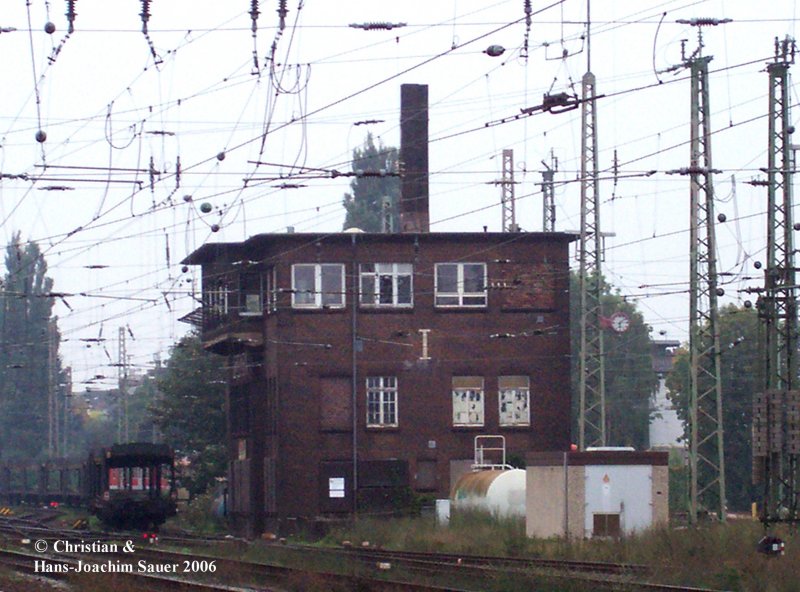 Gro�es ehem. Elektromechanisches Stellwerk am Ende der Bahnsteiganlage in Bremen Hbf. 10/2006.