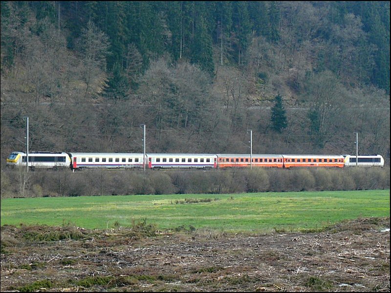 Groes Rtselraten: In welche Richtung fhrt er denn? Gestern Abend fuhr IR 121 aus Lttich mit einer viertelstndigen Versptung in Richtung Luxemburg mit einer zweiten Lok der BR 3000 im Schlepp zwischen Maulusmhle und Clervaux am mir vorbei. 15.04.08