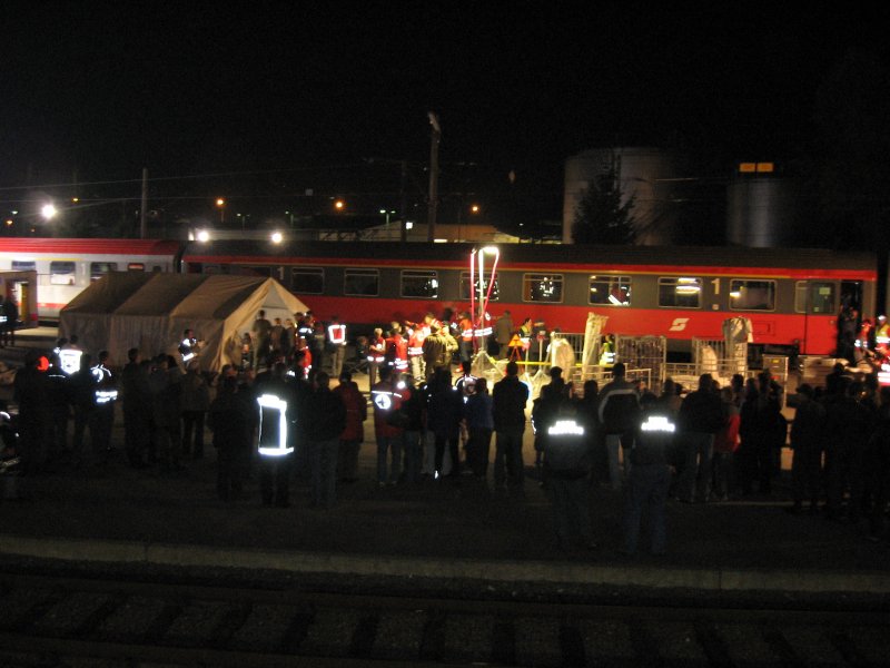 Gro�es Tummeln von Rettungskr�ften aus der SChweit, �sterreich, Deutschland und Liechtenstein bei einer �bung zu einem Zugsungl�ck am 17.10.2006 in Lustenau.