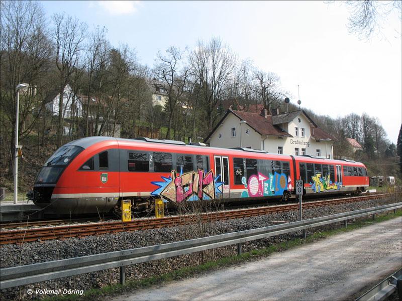 Groflchige Airbrush- Verzierung  am Desiro 642 615 . Da dies wahrscheinlich nicht im Auftrag der DB geschehen ist, drfte sich der  Meister  ber die Abrechnung wundern, falls er jemals ermittelt werden sollte.  Vielleicht fhren die verewigten Namen Kathrin und Otello auf die Spur. - Grfenberg, 20.4.2006
