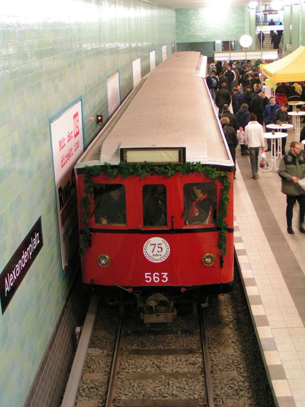 Grossprofilwagen C II -563 im U-Bahnhof Alexanderplatz, im Hintergrund ist der Wagen C II -563 angekoppelt. (Berlin 18.12.2005)