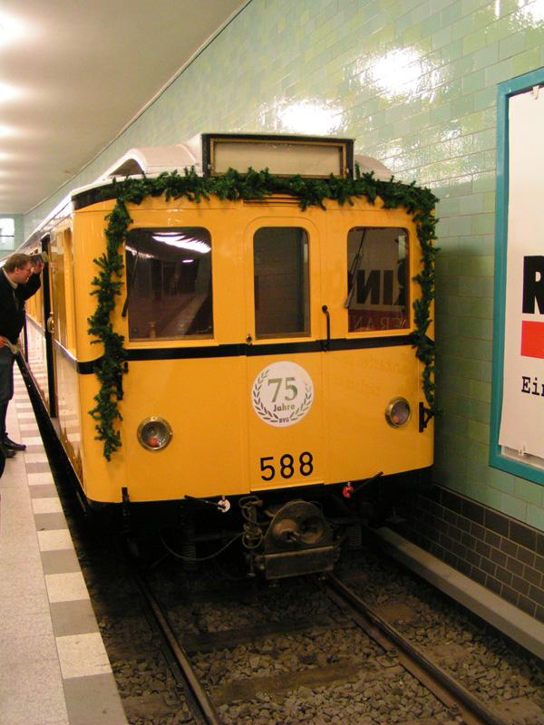 Grossprofilwagen C II -588 angekoppelt an C II -563 im U-Bahnhof Alexanderplatz. (Berlin 18.12.2005)