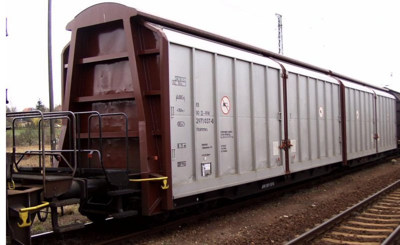 Groraumschiebewandwaggon/Doppeleinheit mit drei Drehgestellen, Bauart Haimmrs/ Betr.Nr.:2971 037-6/ Eigentmer VW Logistics/ Ladegut Autoteile im Bhf.Angersdorf.  14.03.08