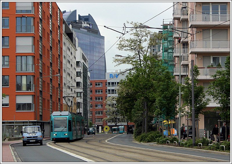 Großstädtisch -

Ein R-Triebwagen in der Voltastraße. Diese Strecke zum Rebstockpark wurde 2003 in Betrieb genommen. Sie war die erste richtige neue Straßenbahnstrecke in Frankfurt seit den fünfziger Jahren.

01.06.2006 (M)