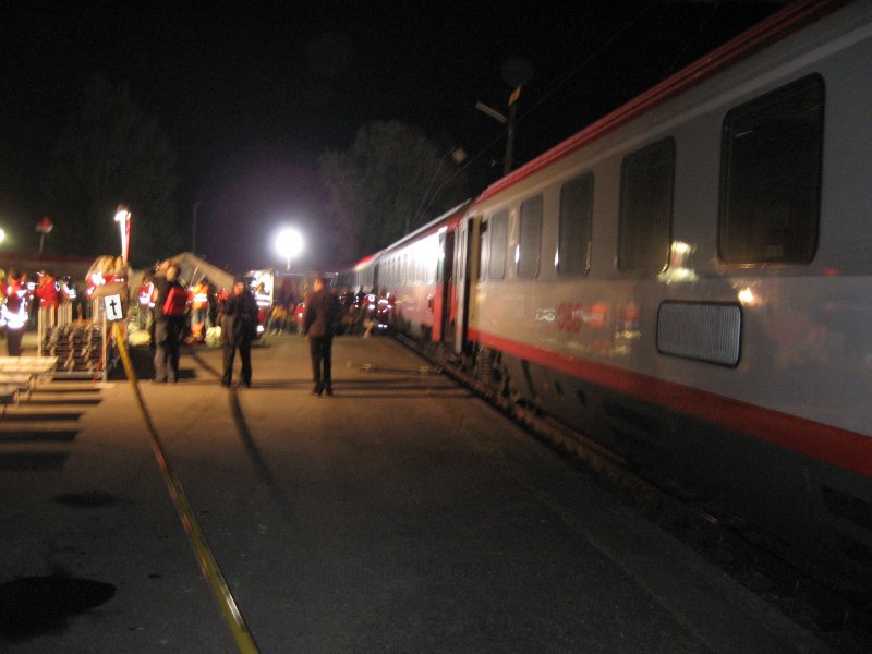 Gro��bung am 17.10.2006 in Lustenau: Annahme war, dass nach einem schweren Erdbeben im Bhf Lustenau ein Zug mit mehreren Personen verungl�ckt ist. Die Rettungskr�fte reisten f�r diese �bung bis zu 200 km aus M�nchen, Konstanz, Friedrichshafen, Z�rich, Liechtenstein, ... an. NAch vier Stunden war die �bung beendet.