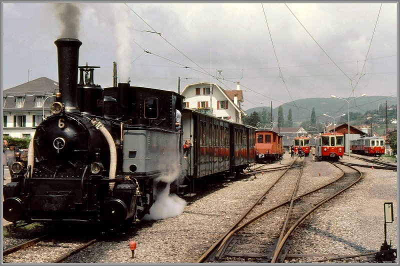 Grossverkehr in Blonay. Es treffen sich Zge der CEV und ein Dampfzug der Museeumsbahn Blonay-Chamby. (Archiv 05/77)