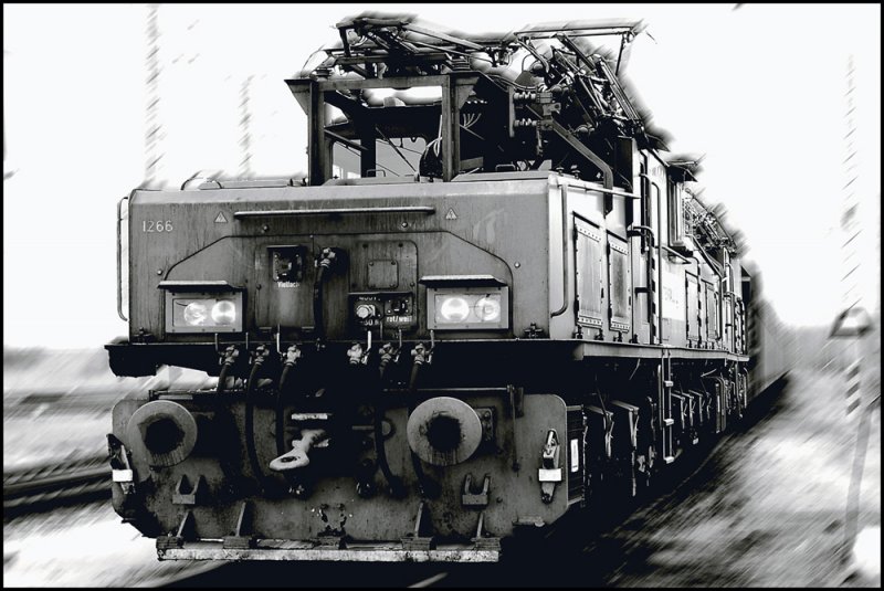 Grubenlok vom Typ EL2 zwischen dem Braunkohletagebau und dem Kraftwerk J�nschwalde.