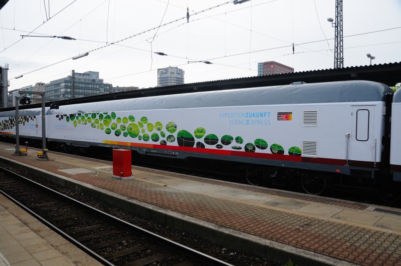 Grn ist die Farbe der Hoffnung... (Farbenspiel eines Mottowagens des  SciEx . (Frankfurt/M Hbf, 27.04.09).