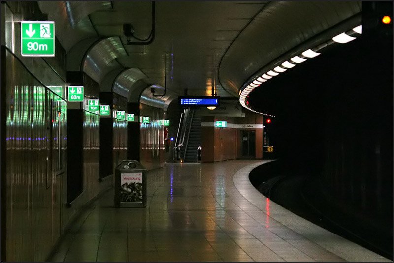 Grün leitet zu den Notausgängen -

Tief unter dem Uni-Campus in Stuttgart-Vaihingen liegt der S-Bahnhof Universität. Der Streckentunnel zwischen den Stationen Schwabstraße und Universität hat eine Länge von 4,5 km und eine größte Steigung von 3,8 %, bei einer maximalen Überdeckung von 125 Meter. 

(M)
