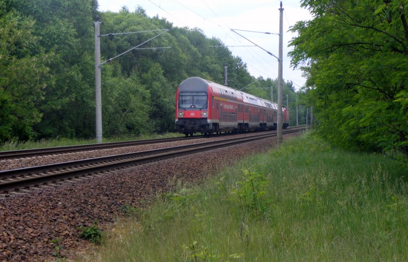 Grn und Rot ein Kontrast: RB 14 von Falkensee nach Senftenberg am 31.05 zwischen Gro Kris und Bestensee, hinten schiebt 143 193-1.