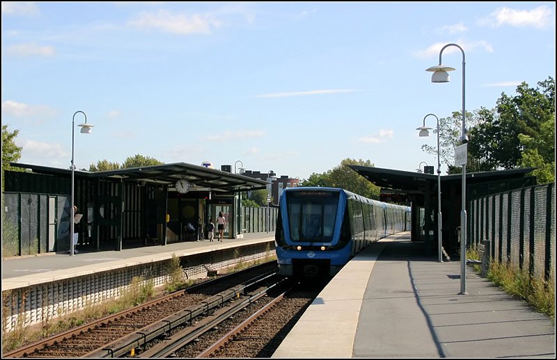 Grüne Line nach Hässelby strand, Station  Johannelund  - 

Diese Station ist die einzige der Stockholmer U-Bahn mit Seitenbahnsteigen. Bis 1997 wurde hier nur in der HVZ angehalten. Die Station liegt im 1956 eröffneten Abschnitt Vällingby - Hässelby gard. Zwei Jahre später wurde dann der heutige Endbahnhof Hässelby strand erreicht. 

25.08.2005 (M)