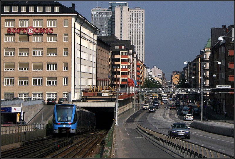 Grne Linie. Die sdliche Tunneleinfahrt in die 1933 erffente ca. 1,4 km lange Tunnelstrecke unter der Gotgatan durch Sdermalm. 24.8.2005 (Matthias)