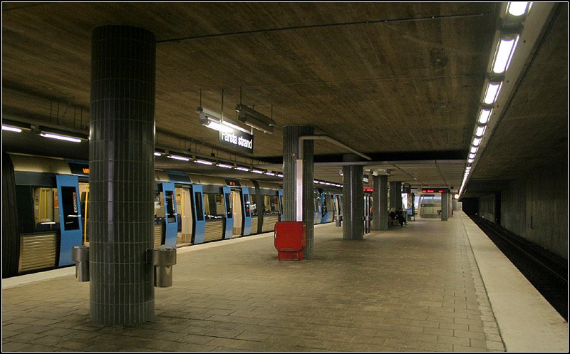 Grne Linie, Endstation  Farsta strand . Am 29.8.1971 wurde der Abschnitt Farst - Farsta strand mit dieser einen Station erffnet. Die Strecke verluft teilweise im Tunnel. Die Haltestelle  Farsta strand  war damals noch zu einem Teil nach oben offen. Inzwischen wurde sie berbaut. Die Gestaltung der Haltestelle ist sehr schlicht. Neben dem im Bild sichtbaren Zug befindet sich noch ein Abstellgleis innerhalb der Station. Hier kann zur S-Bahn  Pendeltg  umgestiegen werden. Der Umsteigeweg ist allerdings, wie oft in Stockholm relativ lang. 22.8.2007 (Matthias)