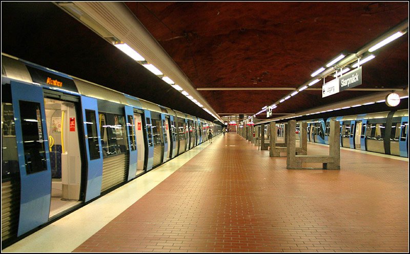Grne Linie, Endstation  Skarpnck . Die letzte Erweiterung des Stockholmer U-Bahnetzes erfolgte am 15.8.1994. Die neue ebenfalls in einem Felsgewlbe in 25 Meter Tiefe liegende Station erschliet ein neues Wohngebiet. Das Gewlbe wurde hier rot gestrichen. 17.8.2007 (Matthias)