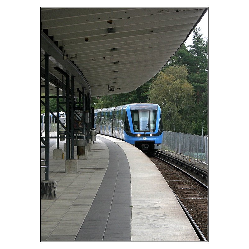 Grüne Linie nach Hagsätra, Station  Stureby  - 

Von Gullmarsplan bis Stureby wurde für die Tunnelbana die Trasse einer  1930 gebauten Vorortbahn verwendet, die dafür kreuzungsfrei ausgebaut wurde und 1951 als U-Bahn eröffnet wurde. 1954 wurde die Strecke verlängert bis Högdalen, 1959 kam der Bahnhof Rågsved dazu und 1960 wurde die heutige Endstation Hagsätra erreicht. 

23.08.2007 (M)