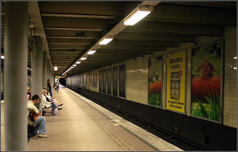 Grne Linie, Station  Skanstull . Der einfach gestaltete U-Bahnhof in Sdermalm wurde 1933 im Straenbahnvorlauf in Betrieb genommen und 1950 auf U-Bahnbetrieb umgestellt. 17.8.2007 (Matthias)