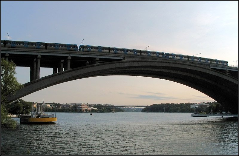 Grüne Linie, Tranebergbro - 

Diese Brücke wurde 1934 eröffnet und neben dem Autoverkehr wurde zunächst auch die Straßenbahn darüber geführt, die dann 1952 von der U-Bahn abgelöst wurde. Im Hintergrund ist die Alvikbrücke erkennbar, die für die Stadtbahn  Tvärbanan  gebaut wurde. 

21.08.2007 (J)
