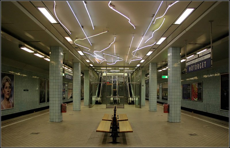 Grne Linien, Station  Htorget . Dieser Bahnhof erhielt eine knstlerische Lichtinstalation an der Decke. Von 1952 bis 1957 endete an diesem Bahnhof die aus Vllingby kommende T-Bahn-Strecke. Es bestand ab hier eine Lcke zu den damals in Slussen endenden sdlichen T-Bahn-Abschnitten. 19.8.2007 (Matthias)