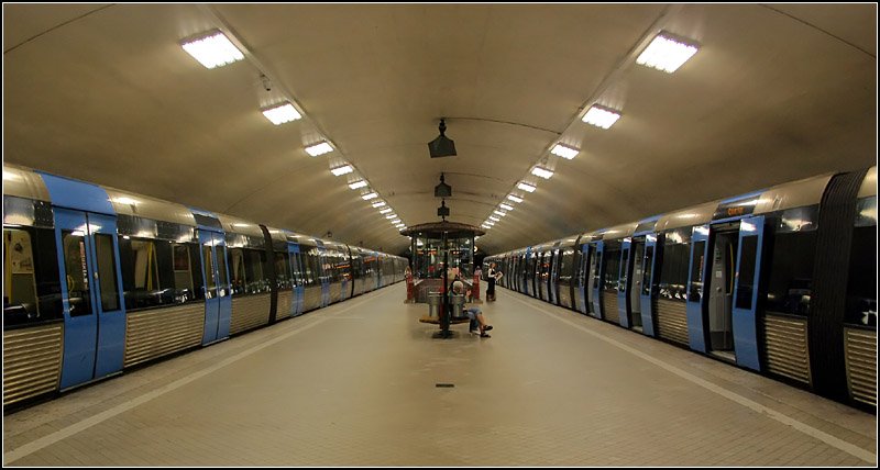 Grüne Linien, Station  Odenplan  - 

Die Station Odenplan beeindruckt durch ihre Gewölbeform. Hier wurde schon beim Bau ein Streckenabzweig berücksichtigt. Dieser soll in absehrbare Zeit in Richtung Norra station und Karolinska sjukhuset gebaut werden. 

19.08.2007 (M)