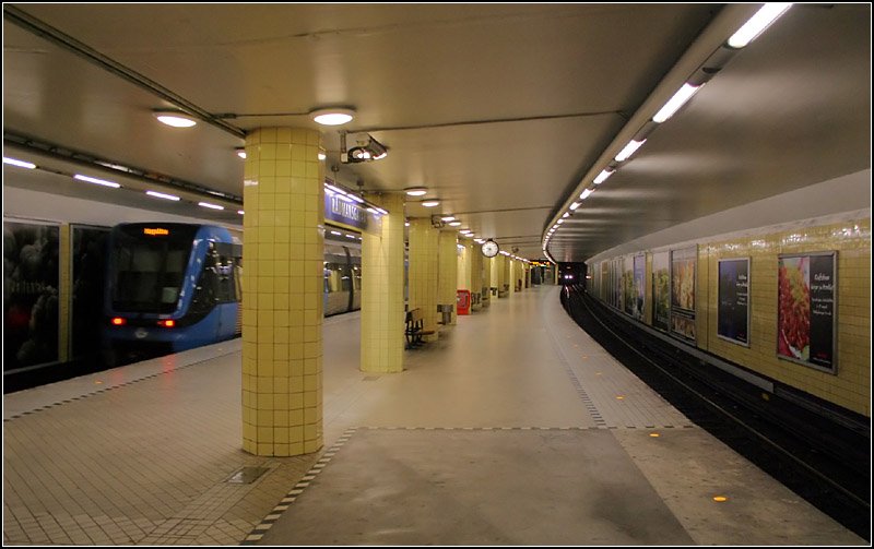 Grne Linien, Station  Rdmansgatan . Unspektakulrer Zwischenbahnhof in der Innenstadt, in offener Bauweise errichtet, Teil der im Jahre 1952 erffneten Strecke. 19.8.2007 (Matthias)